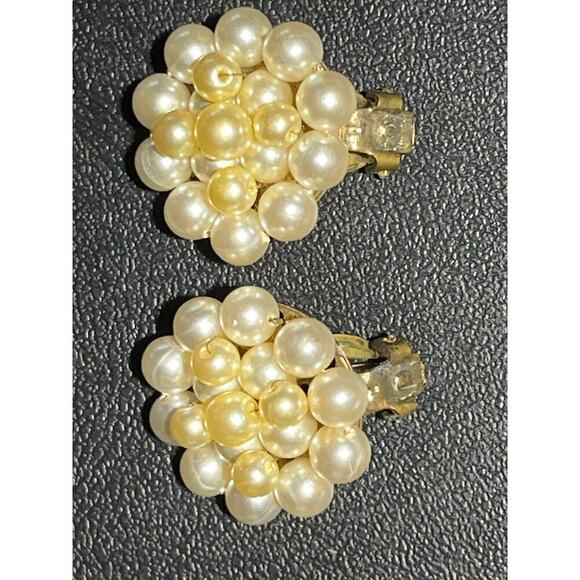Vintage Faux Pearl Cluster beaded Clip on earrings. - Picture 1 of 4